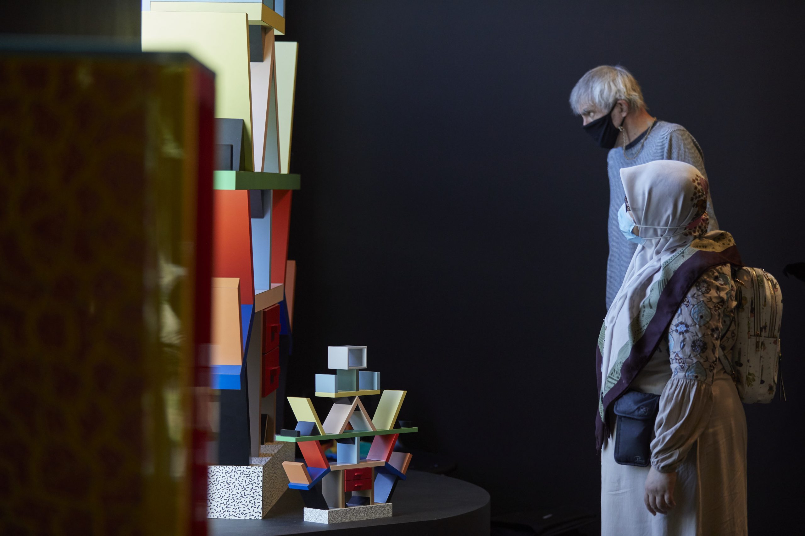 Couple looking at the Memphis exhibition in the gallery